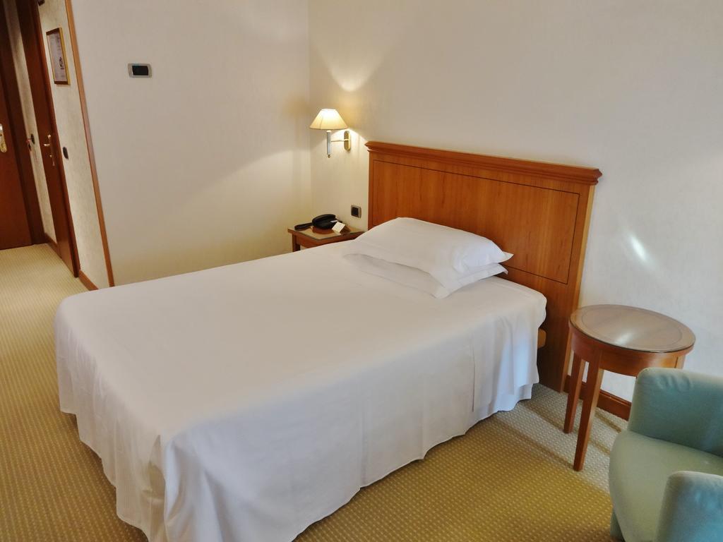 Hotel Excelsior Magenta Buitenkant foto