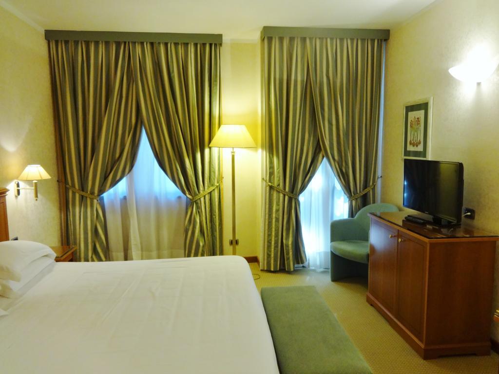 Hotel Excelsior Magenta Buitenkant foto