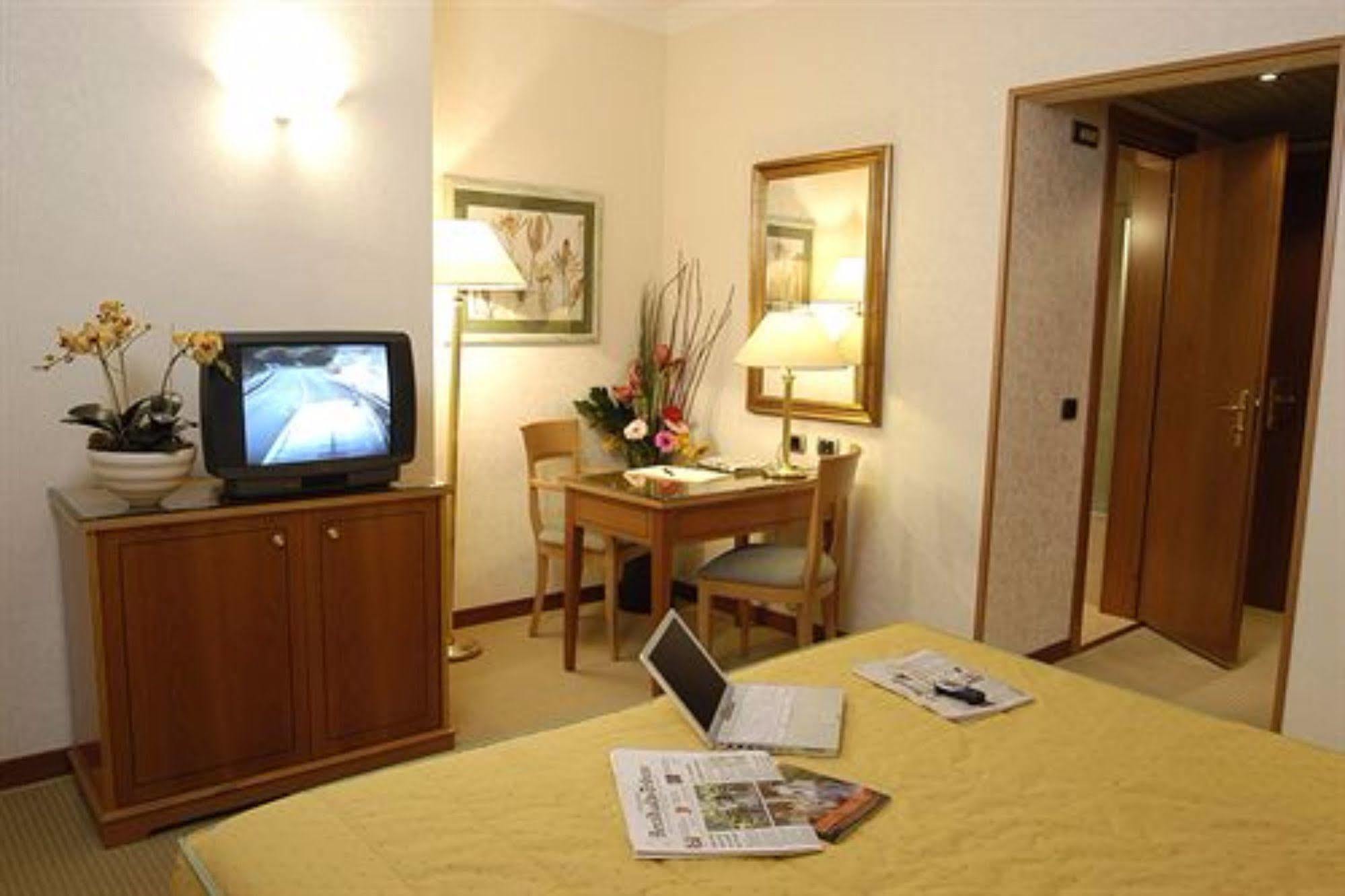 Hotel Excelsior Magenta Buitenkant foto