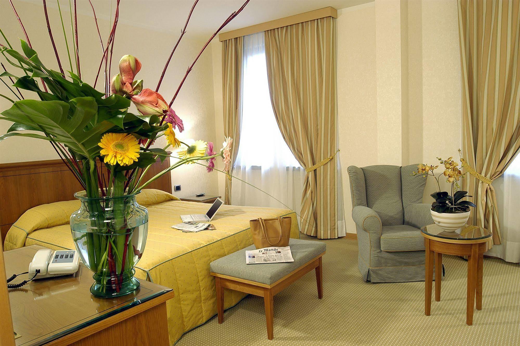 Hotel Excelsior Magenta Buitenkant foto