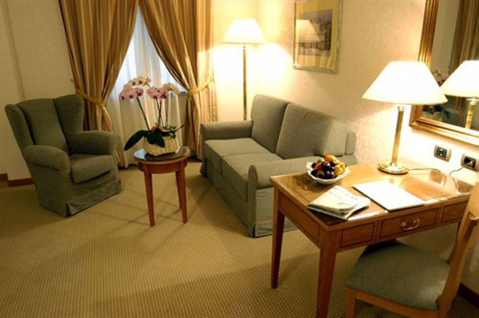 Hotel Excelsior Magenta Buitenkant foto