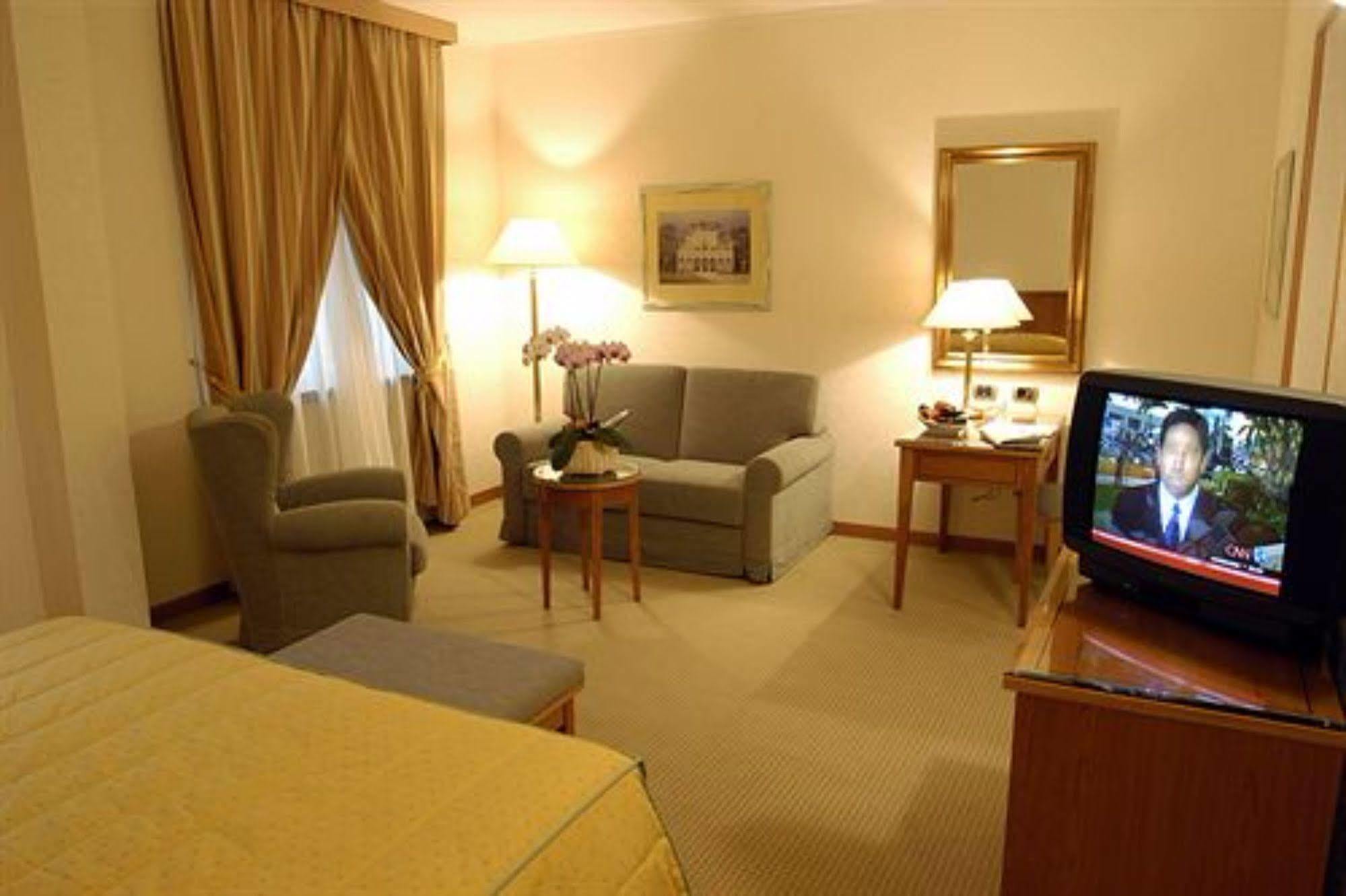 Hotel Excelsior Magenta Kamer foto