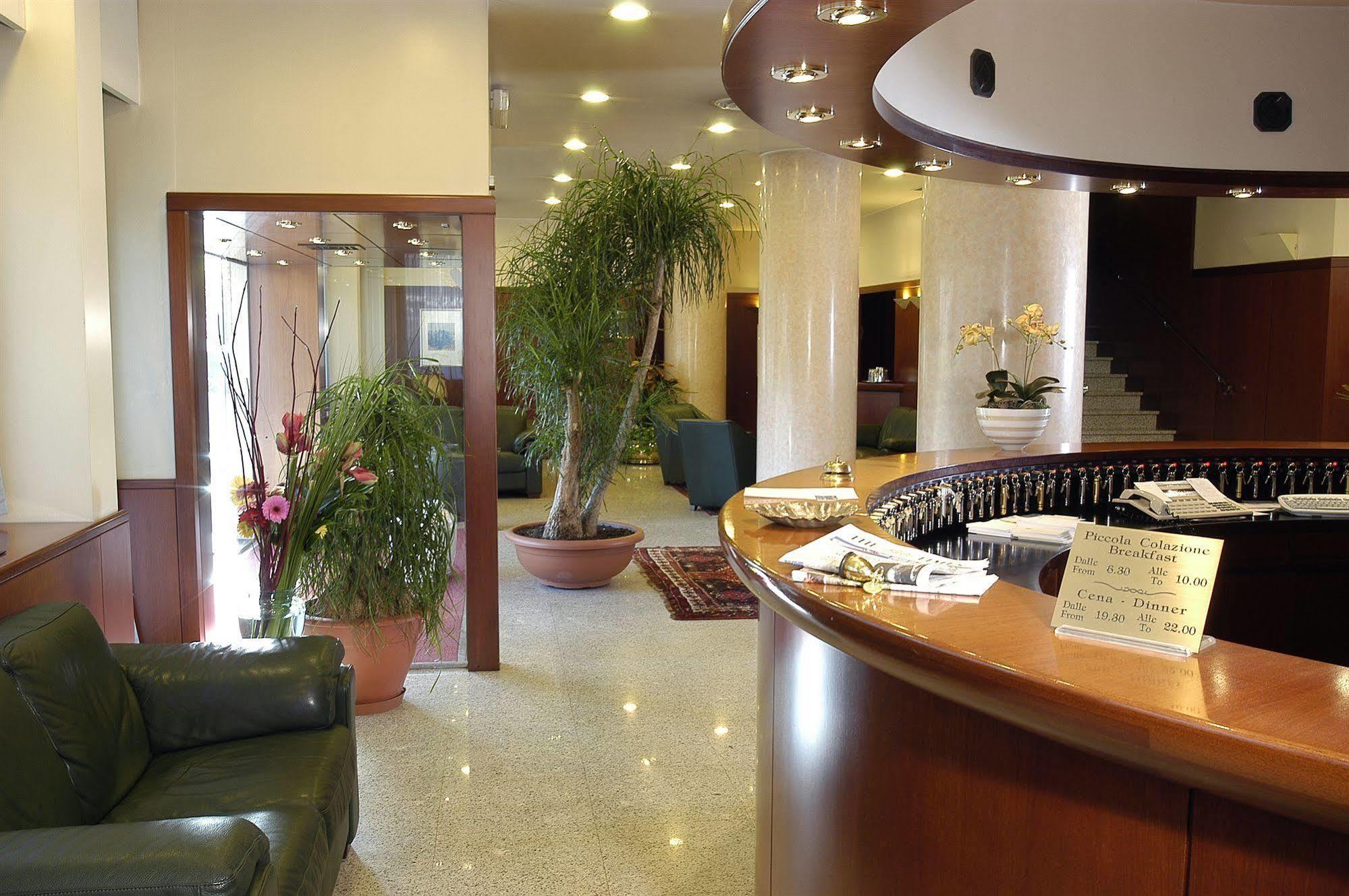 Hotel Excelsior Magenta Buitenkant foto