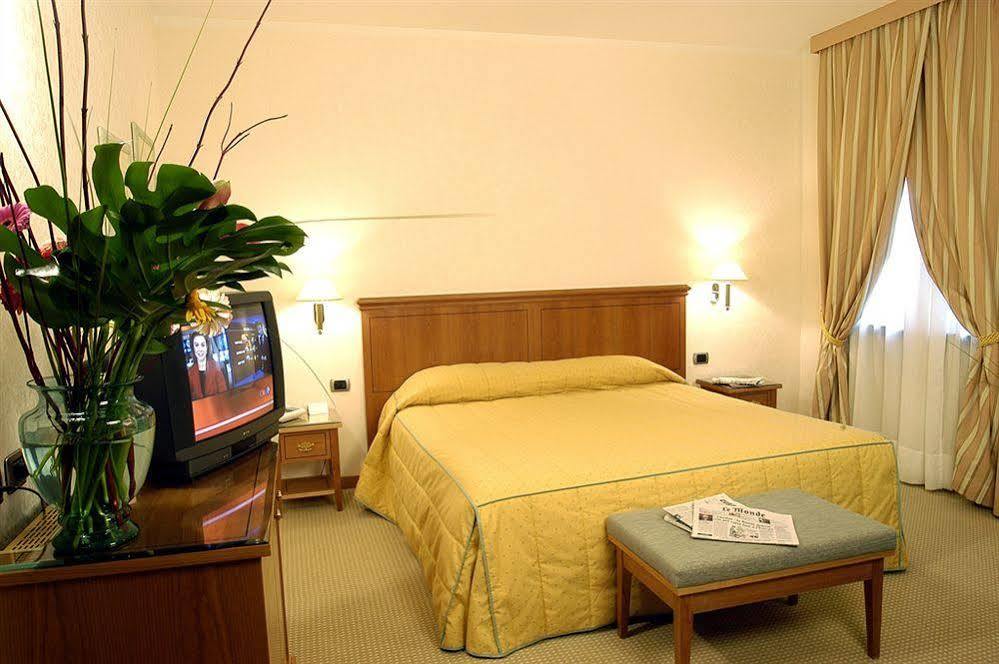 Hotel Excelsior Magenta Buitenkant foto